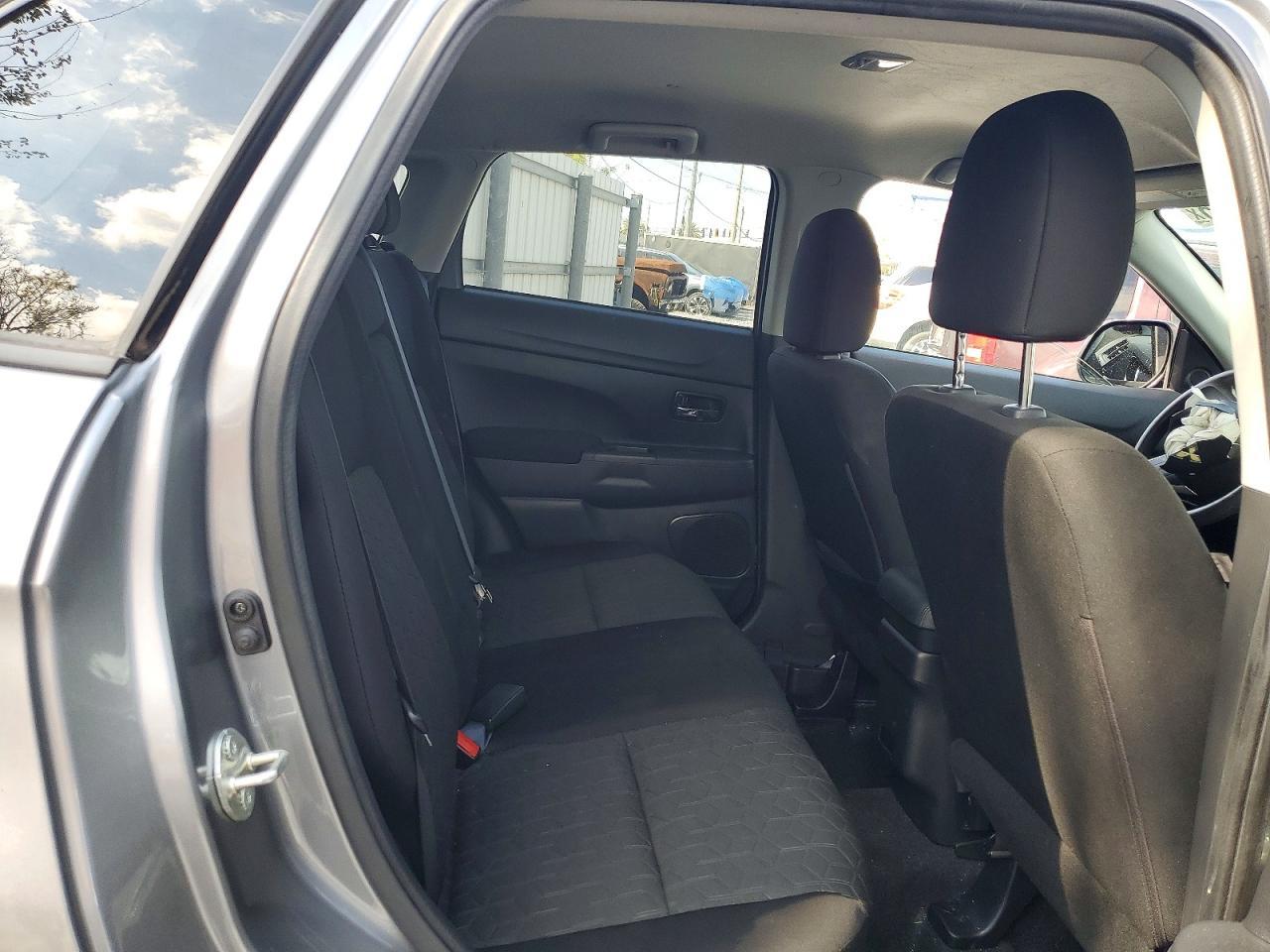 2022 Mitsubishi Outlander Sport Es - zdjęcie 11