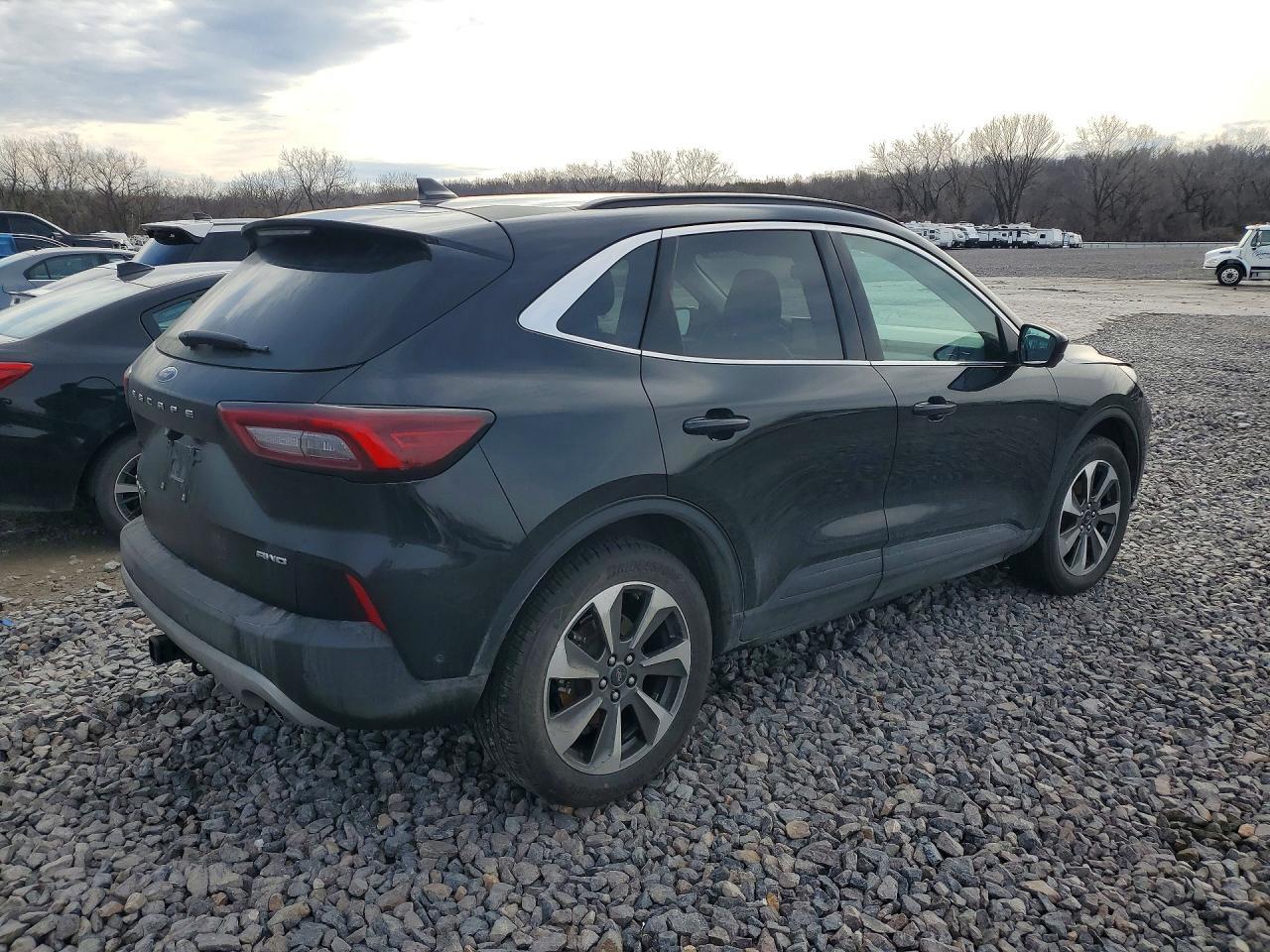 2023 Ford Escape Platinum - zdjęcie 3