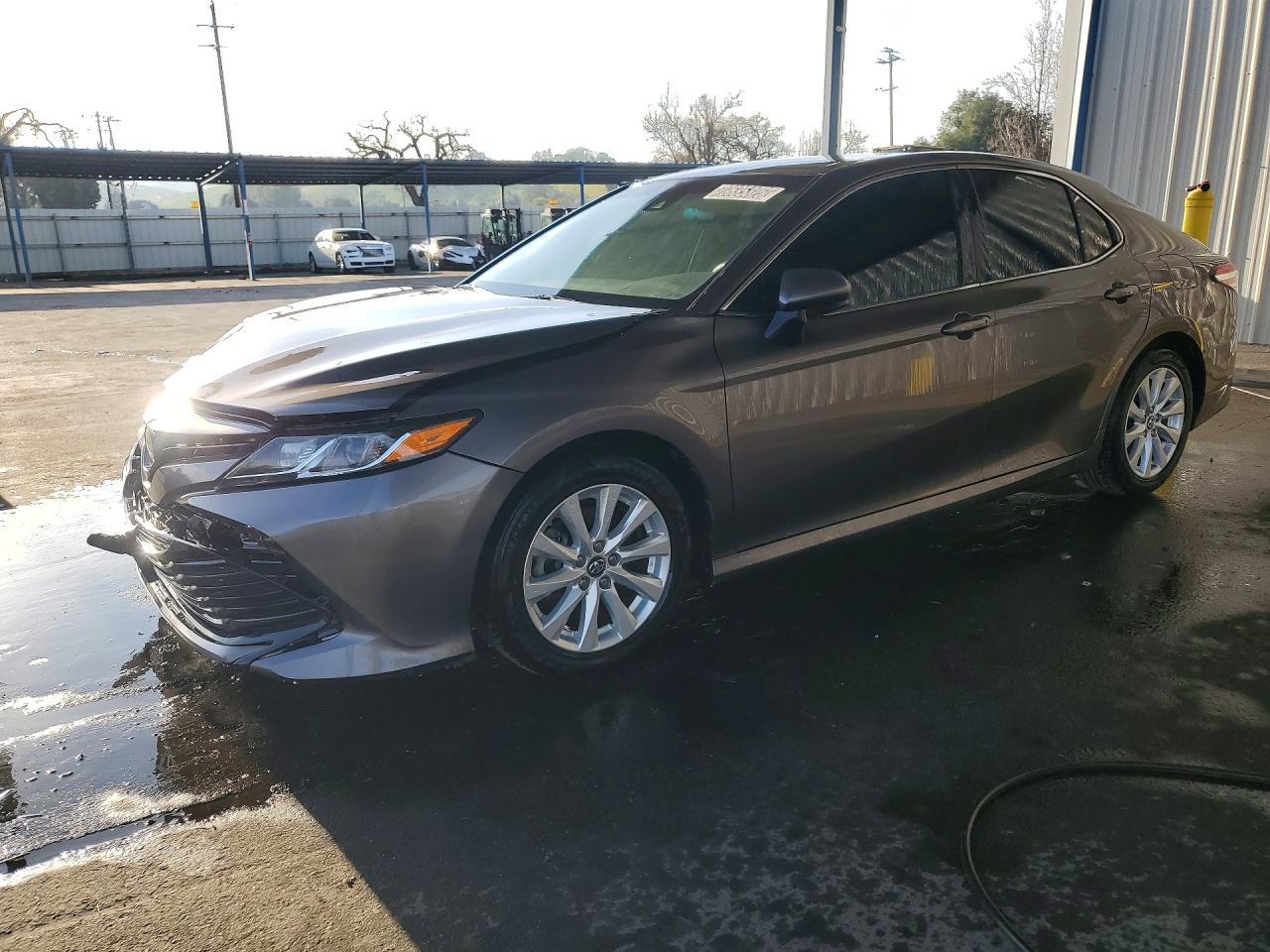 2018 Toyota Camry Le - zdjęcie główne