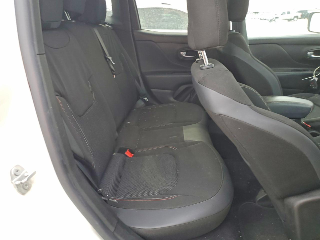2016 Jeep Renegade Latitude - zdjęcie 10