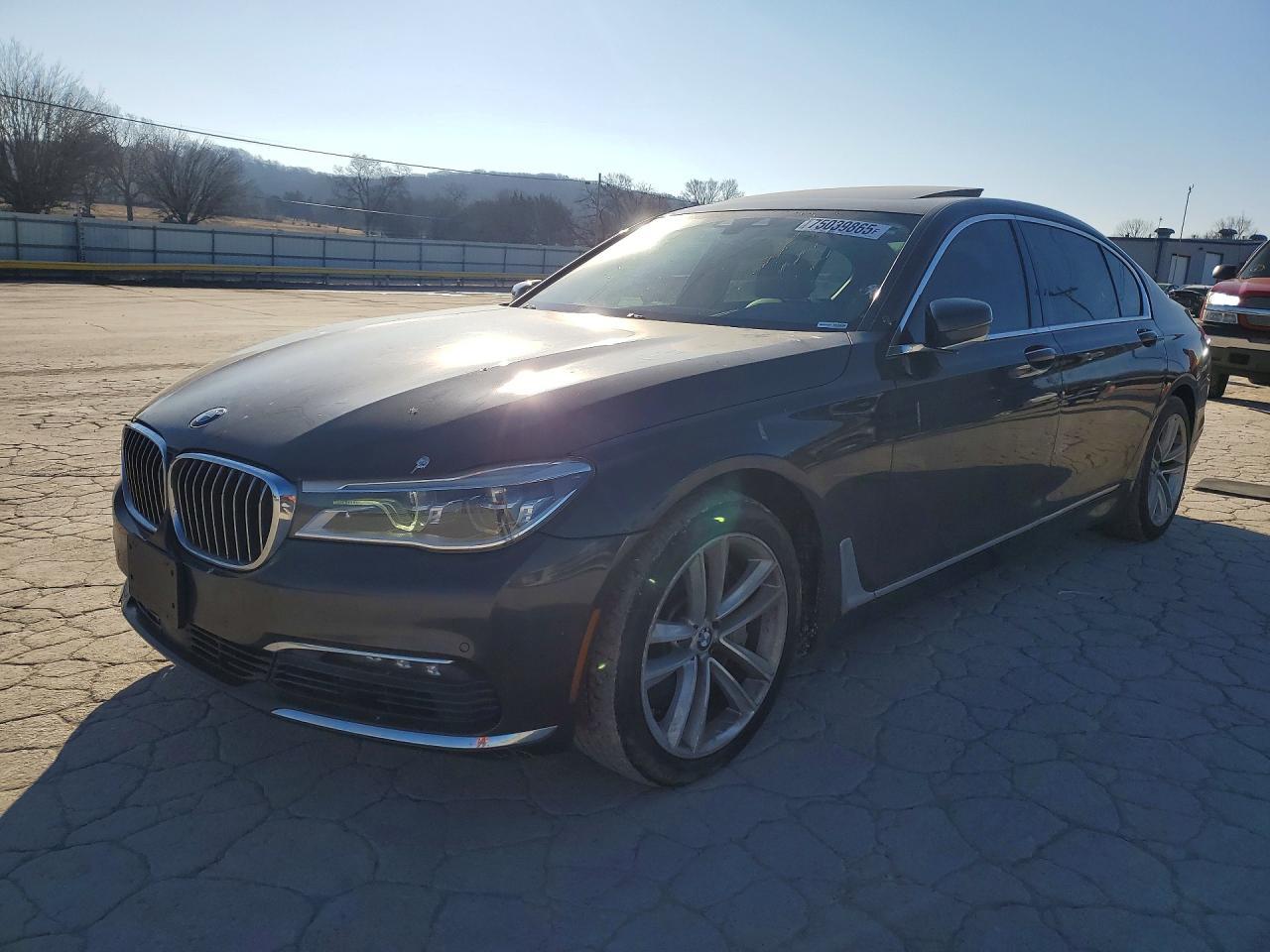 2016 BMW Seria 7 750i - zdjęcie główne