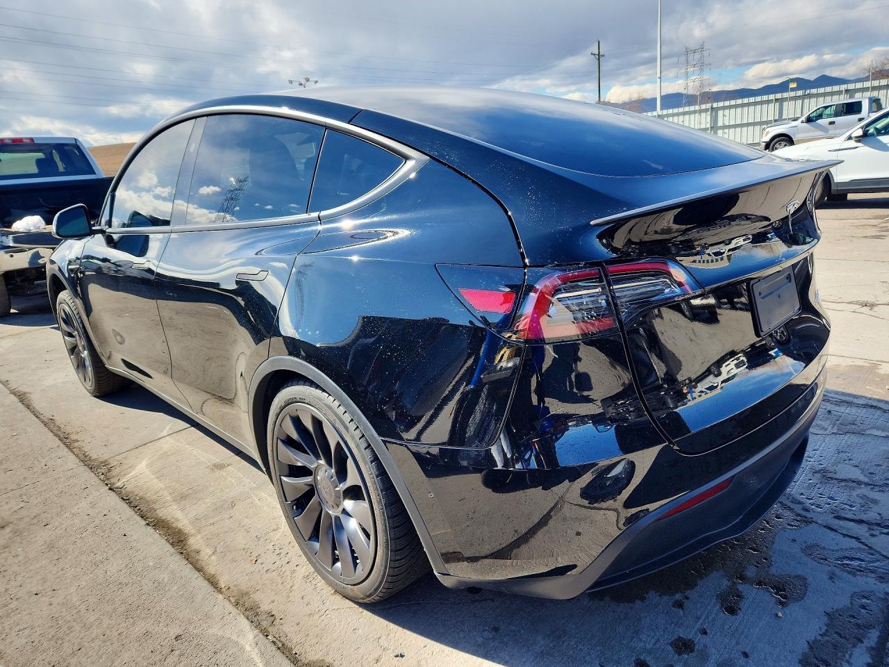 2025 Tesla Model Y - zdjęcie 2