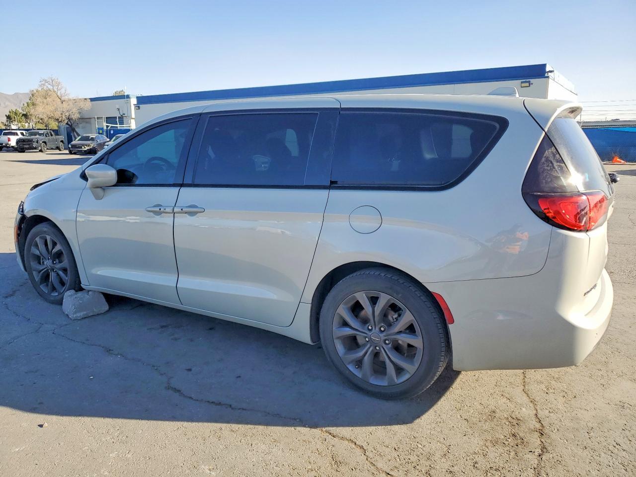 2020 Chrysler Pacifica Touring - zdjęcie 2