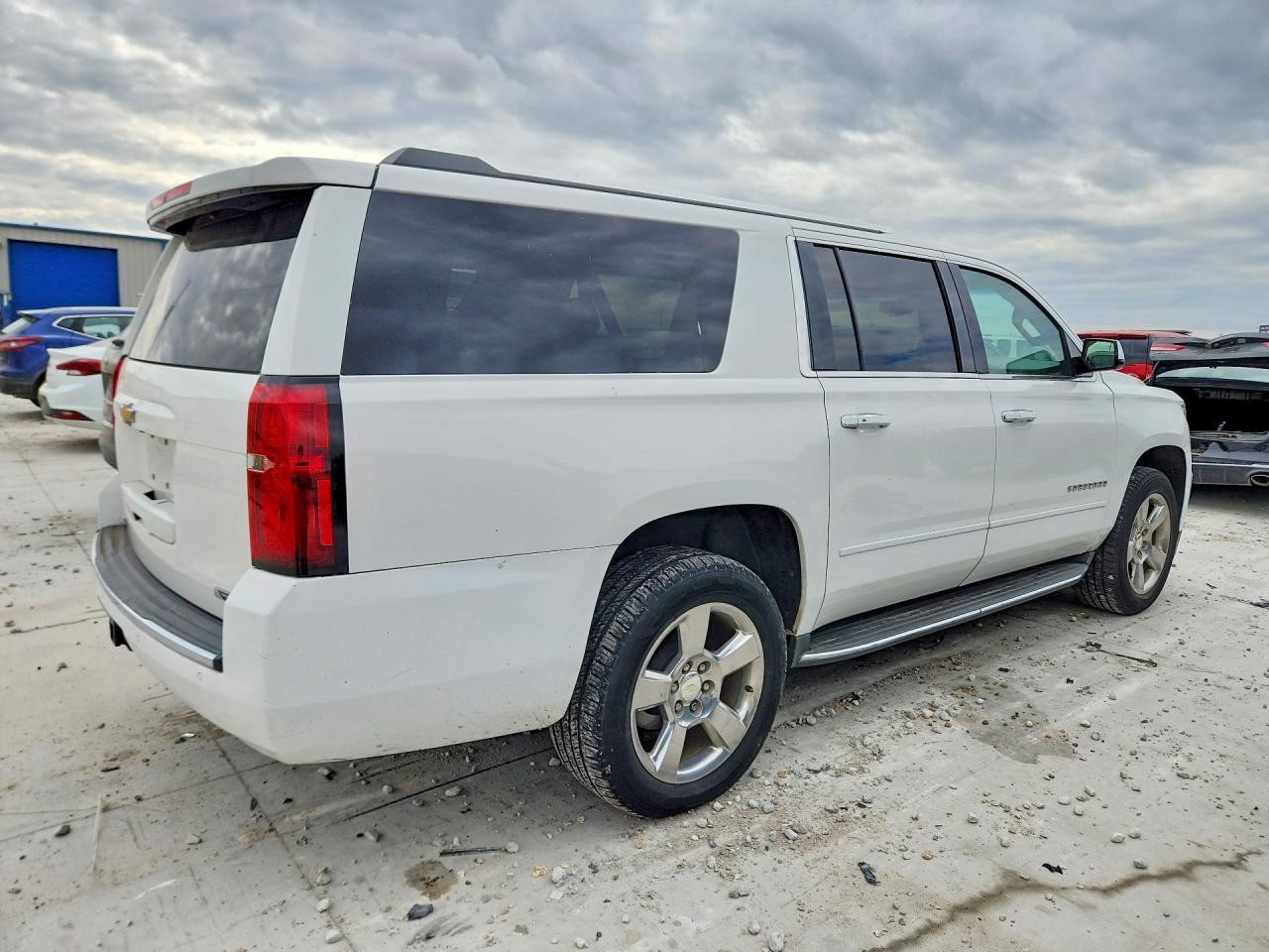 2017 Chevrolet Suburban C1500 Premier - zdjęcie 3