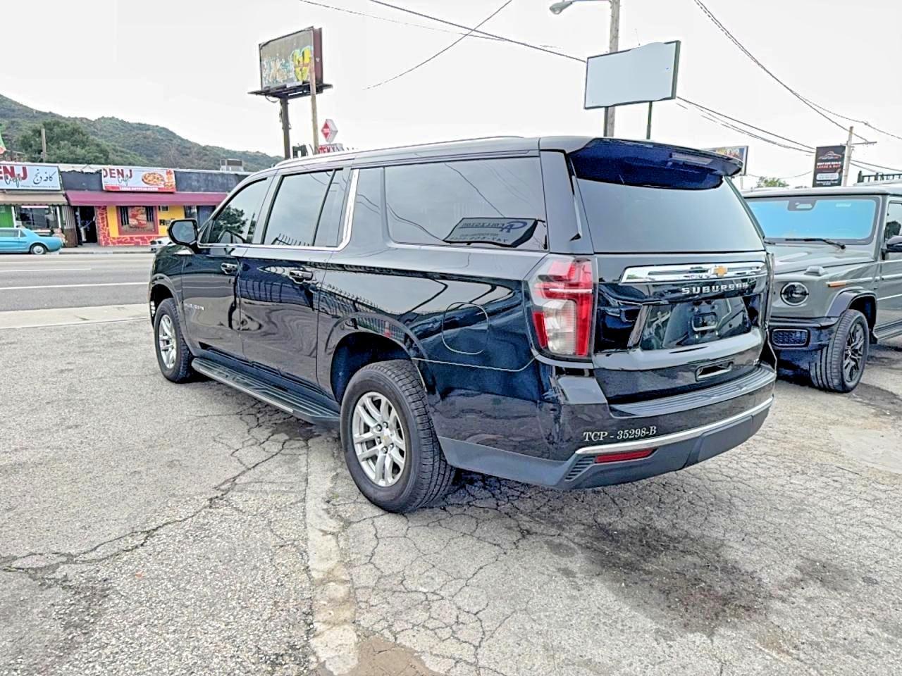 2021 Chevrolet Suburban C1500 Lt - zdjęcie 3
