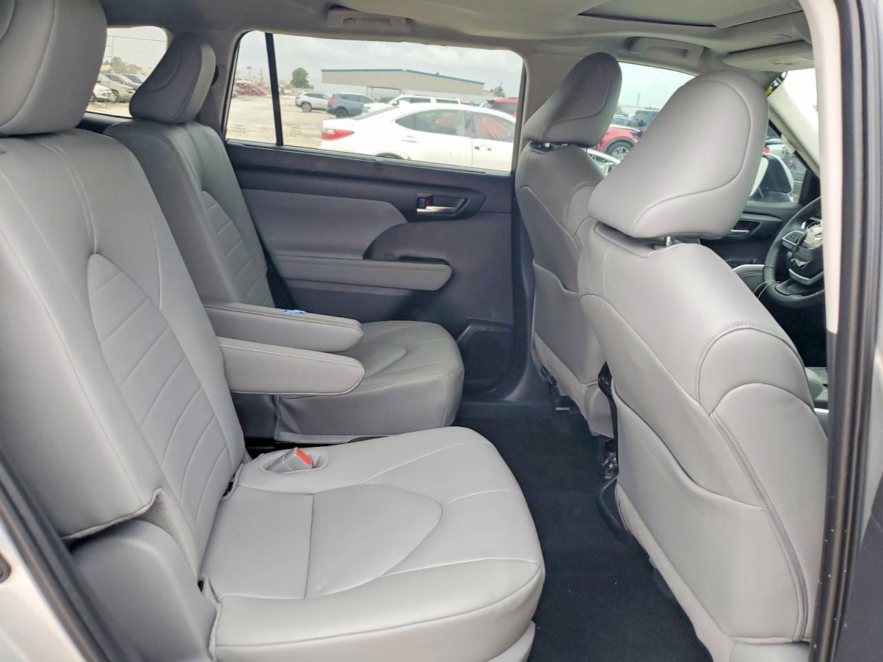 2025 Toyota Highlander Le - zdjęcie 10