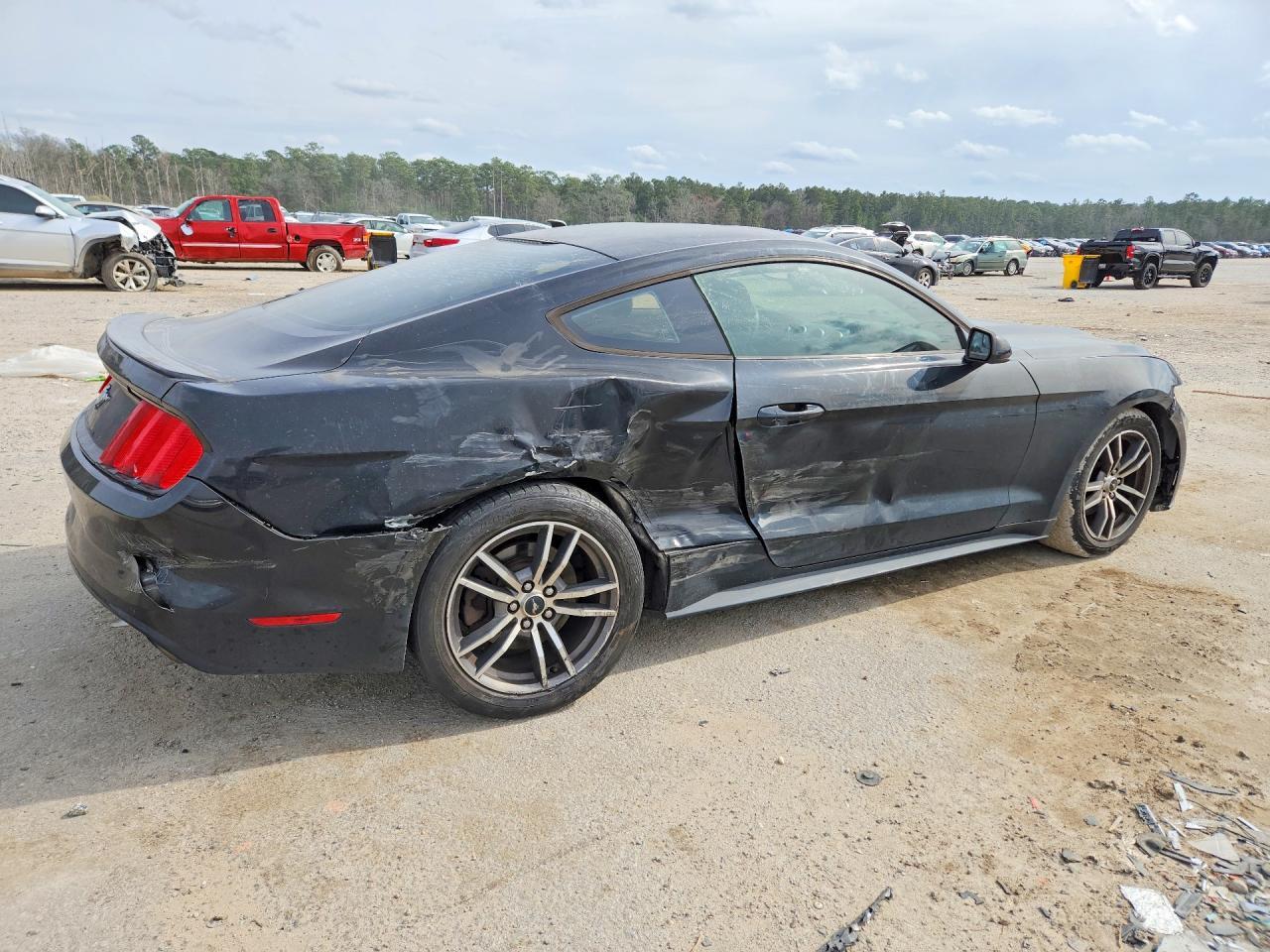 Ford Mustang - zdjęcie 3