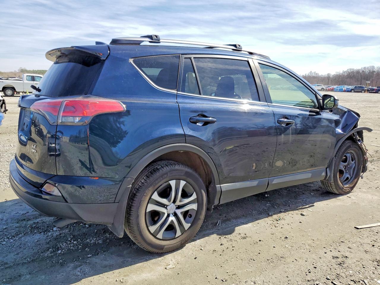 2018 Toyota Rav4 Le - zdjęcie 3