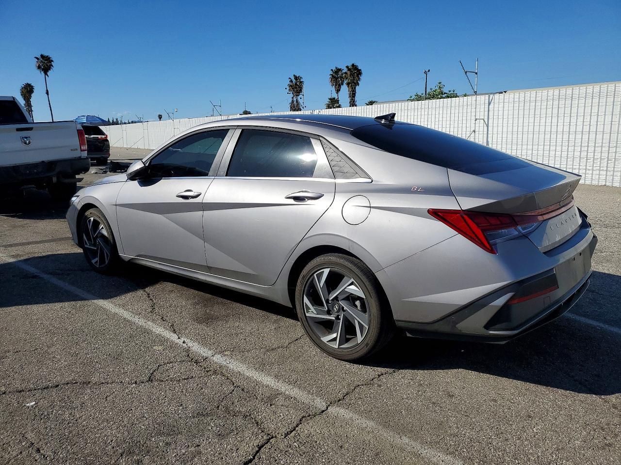 2025 Hyundai Elantra Limited - zdjęcie 2