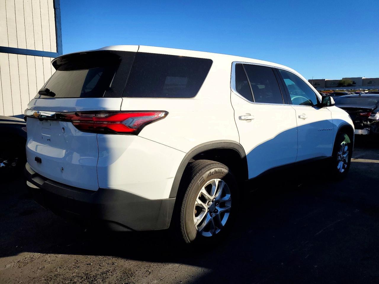 2022 Chevrolet Traverse Ls - zdjęcie 3