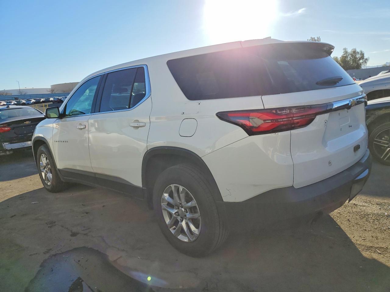 2022 Chevrolet Traverse Ls - zdjęcie 2