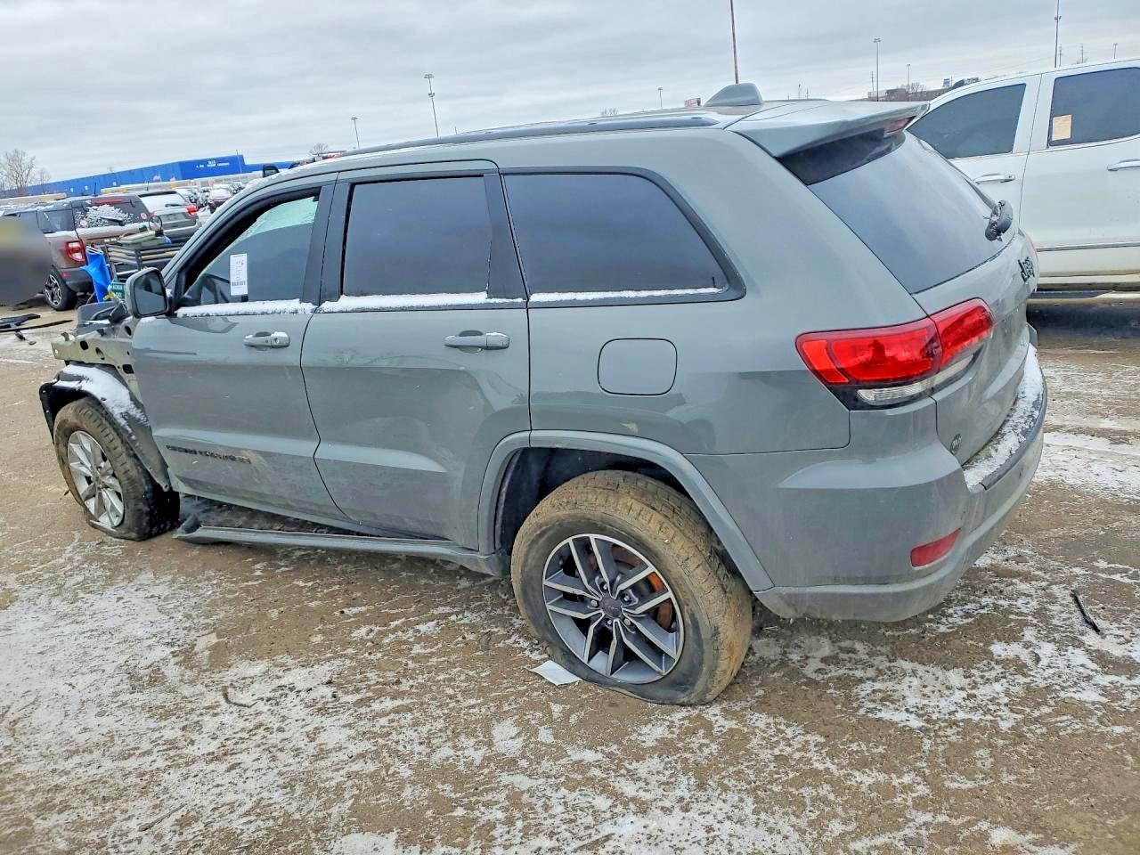 2021 Jeep Grand Cherokee Laredo - zdjęcie 2