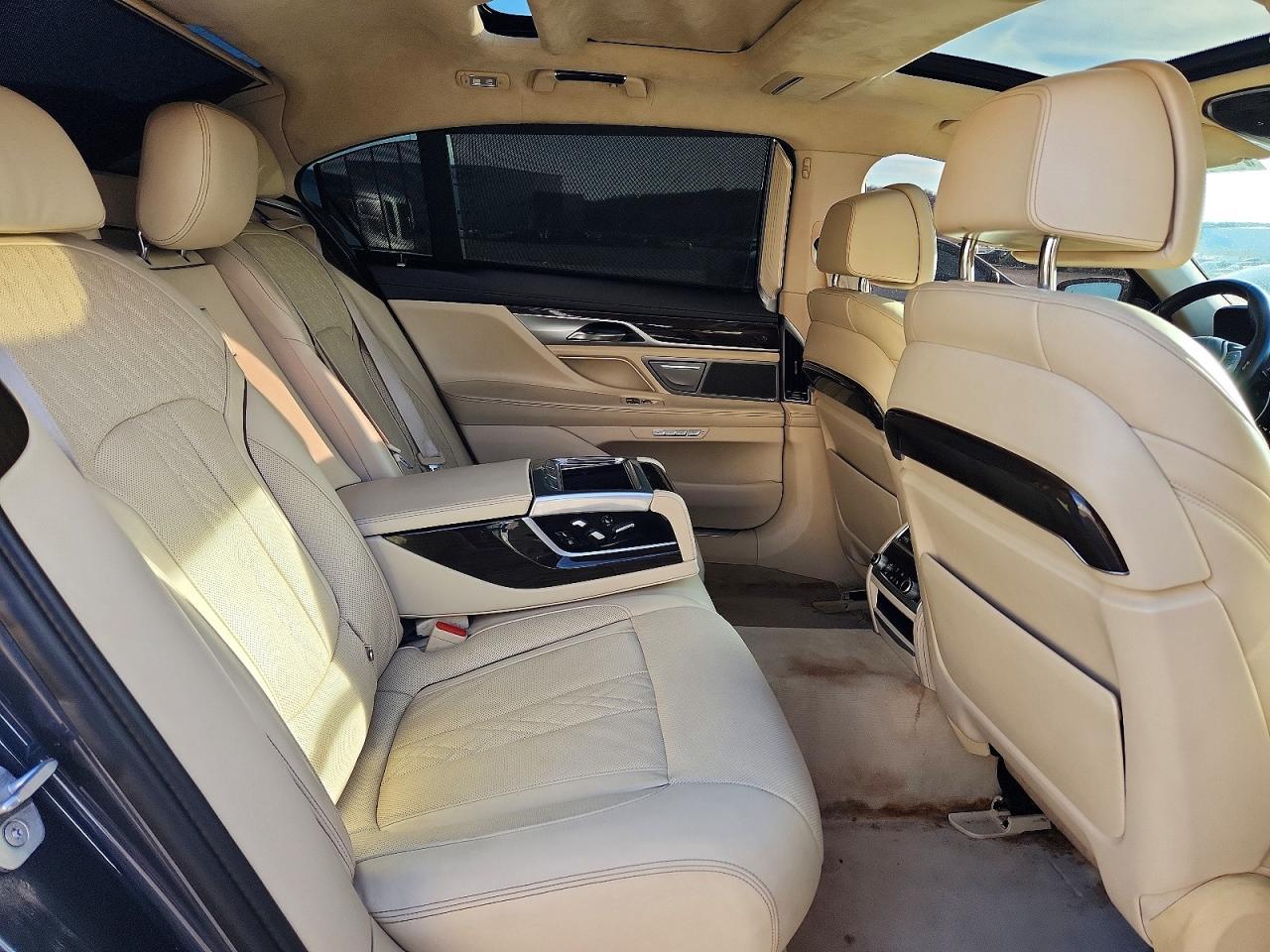 2016 BMW 750 I - zdjęcie 10