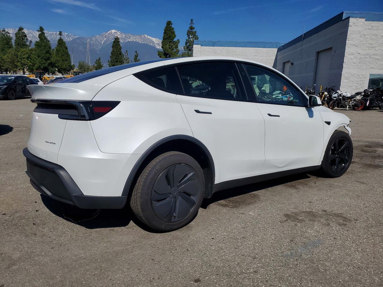 2026 Tesla Model Y - zdjęcie 3