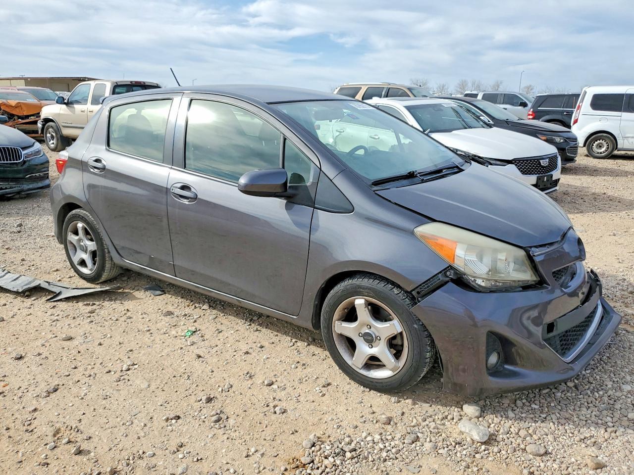 2014 Toyota Yaris 5-Door Se - zdjęcie 4