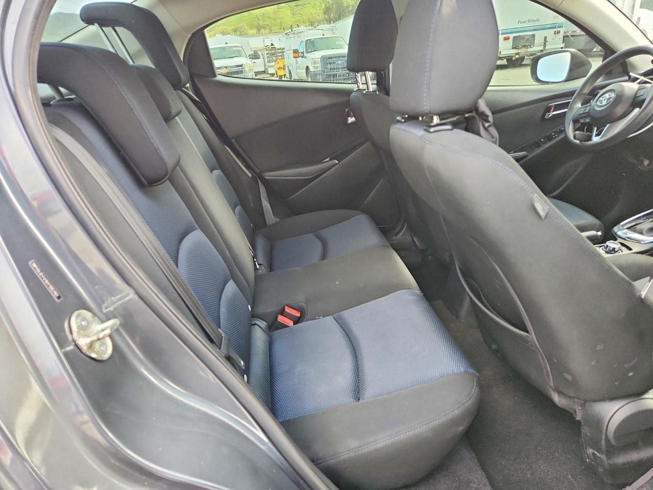 2017 Toyota Yaris Ia Base - zdjęcie 10