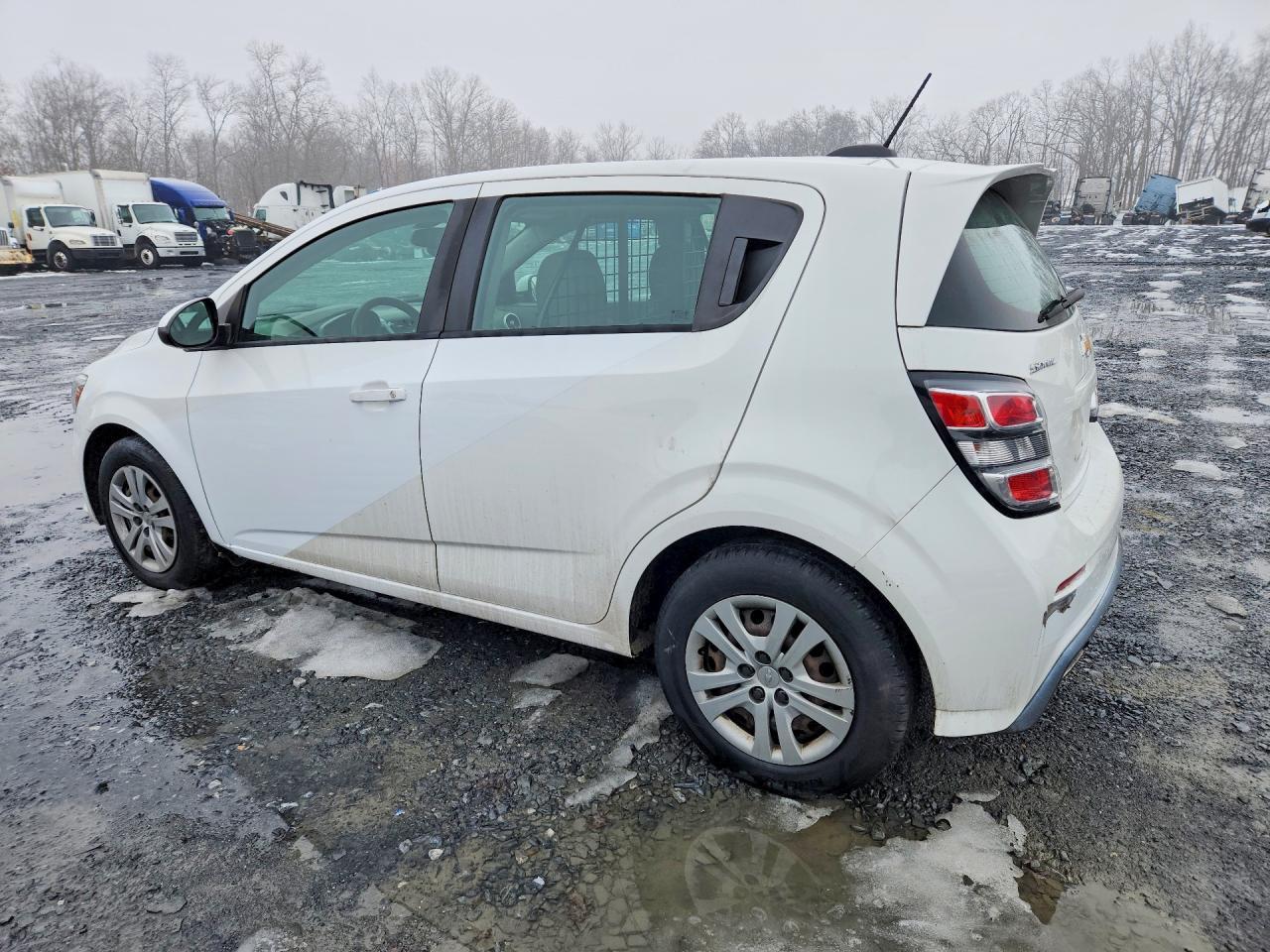 2018 Chevrolet Sonic - zdjęcie 2