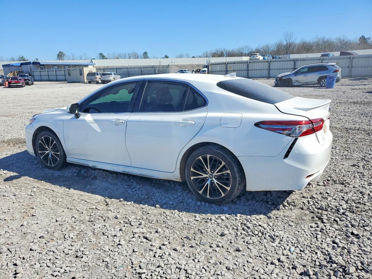 2019 Toyota Camry - zdjęcie 2