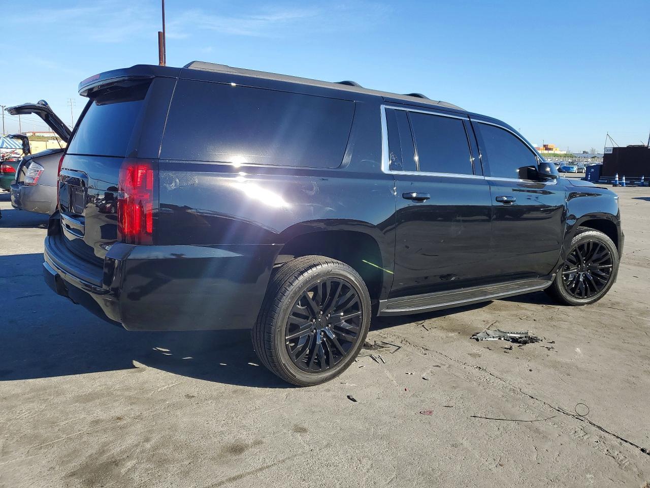 2019 Chevrolet Suburban C1500 Lt - zdjęcie 3