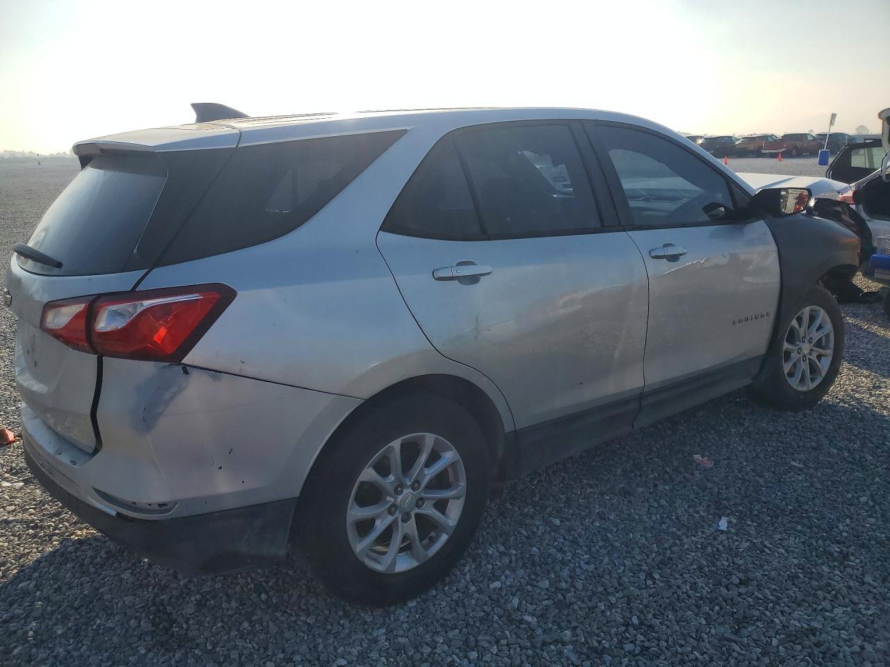 2018 Chevrolet Equinox Ls - zdjęcie 3