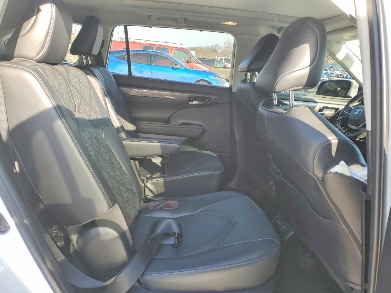2023 Toyota Highlander L - zdjęcie 11