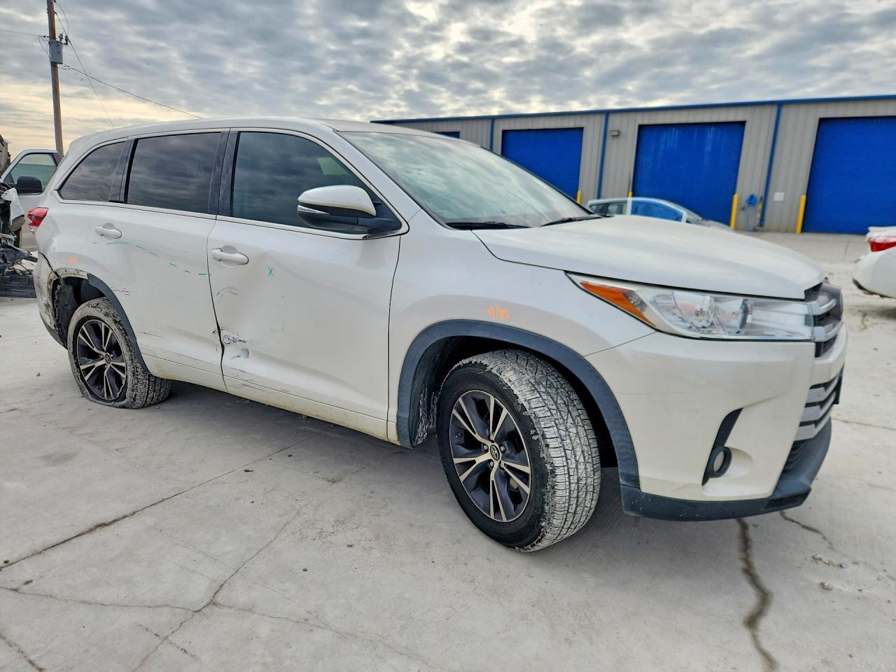 2017 Toyota Highlander Le - zdjęcie 4