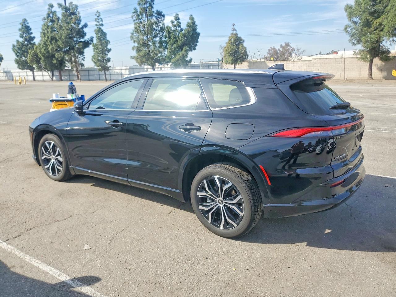 2025 Toyota Crown Signia Xle - zdjęcie 2