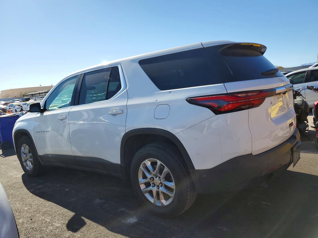 2022 Chevrolet Traverse Ls - zdjęcie 2