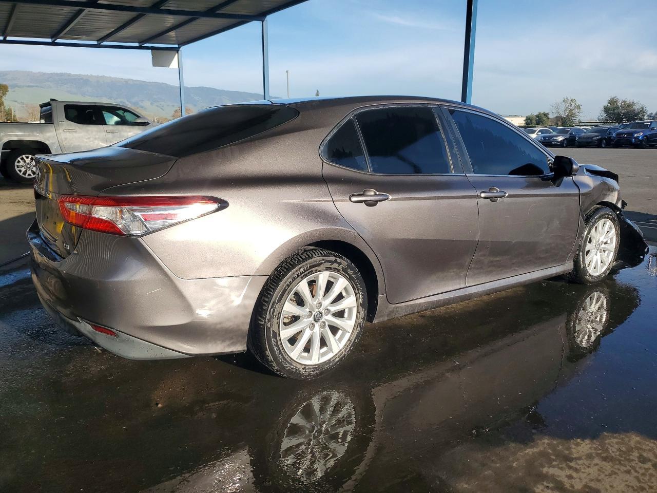 2018 Toyota Camry Le - zdjęcie 3