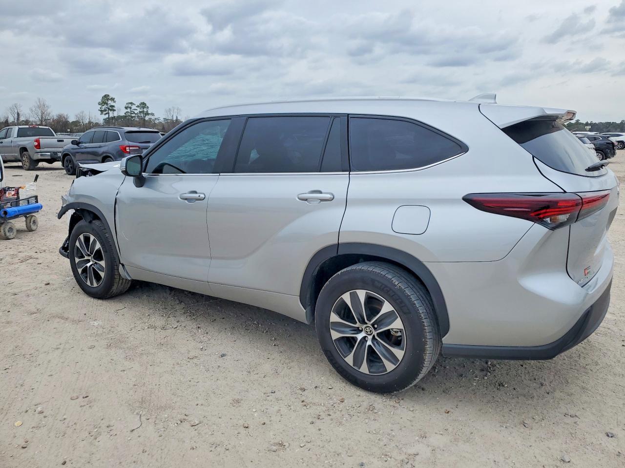 2025 Toyota Highlander Le - zdjęcie 2