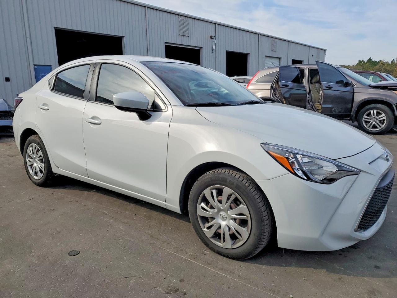 2019 Toyota Yaris L - zdjęcie 4