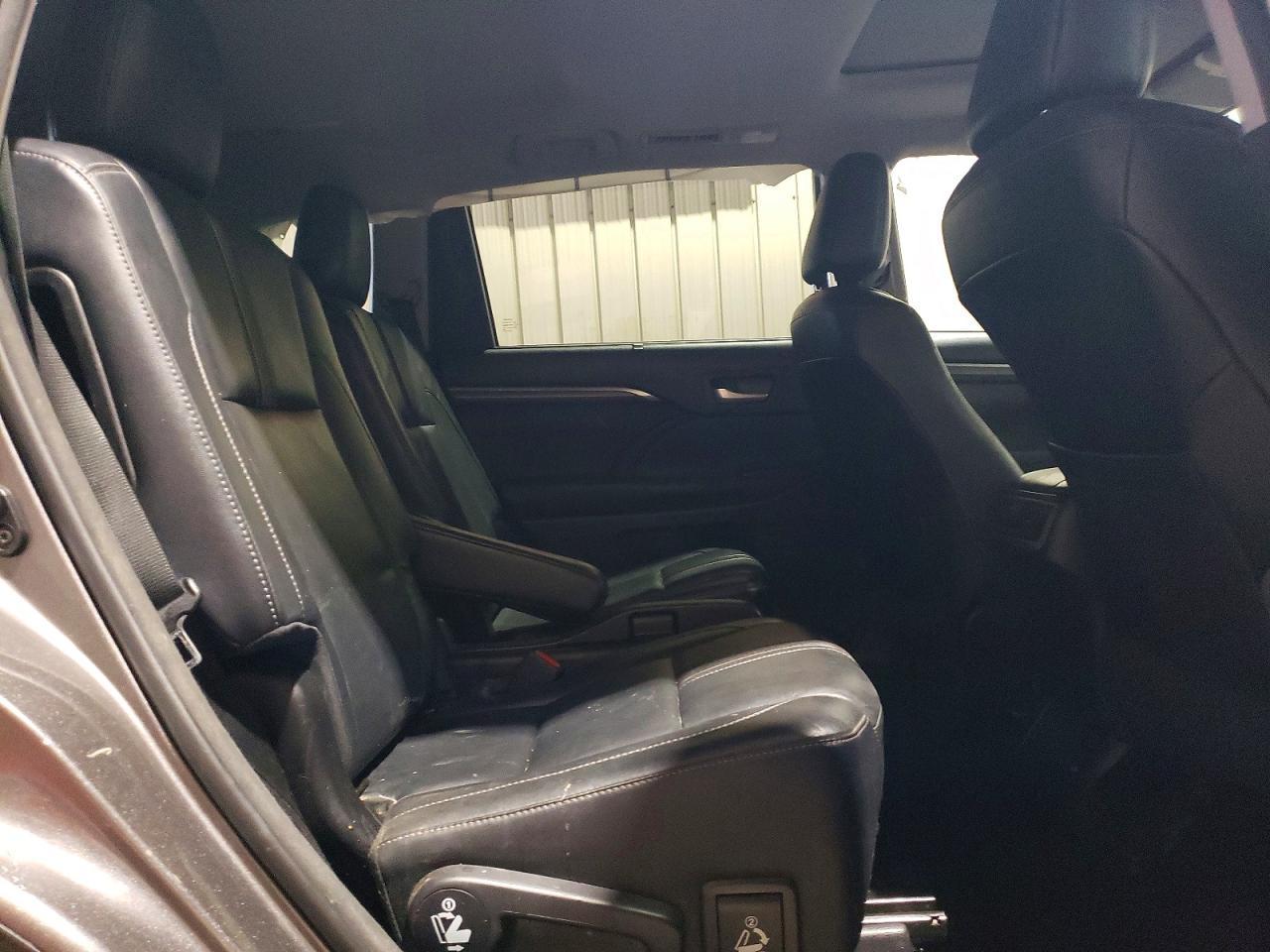 2017 Toyota Highlander Se - zdjęcie 11