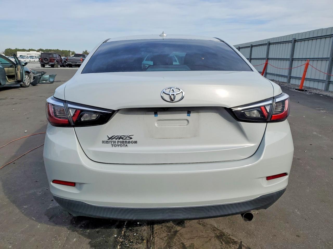 2019 Toyota Yaris L - zdjęcie 6