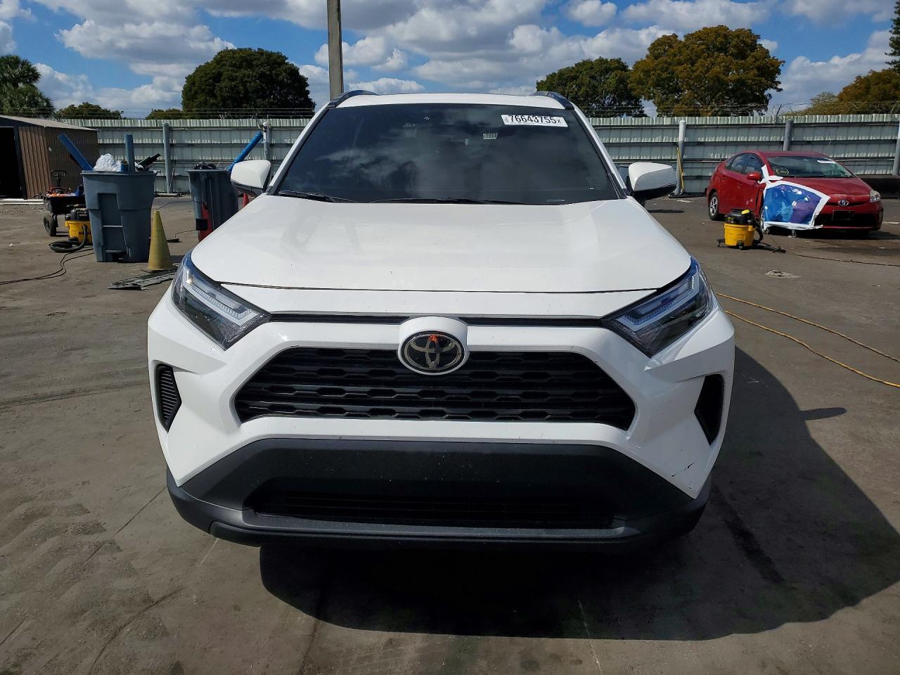 2024 Toyota Rav4 Xle - zdjęcie 5