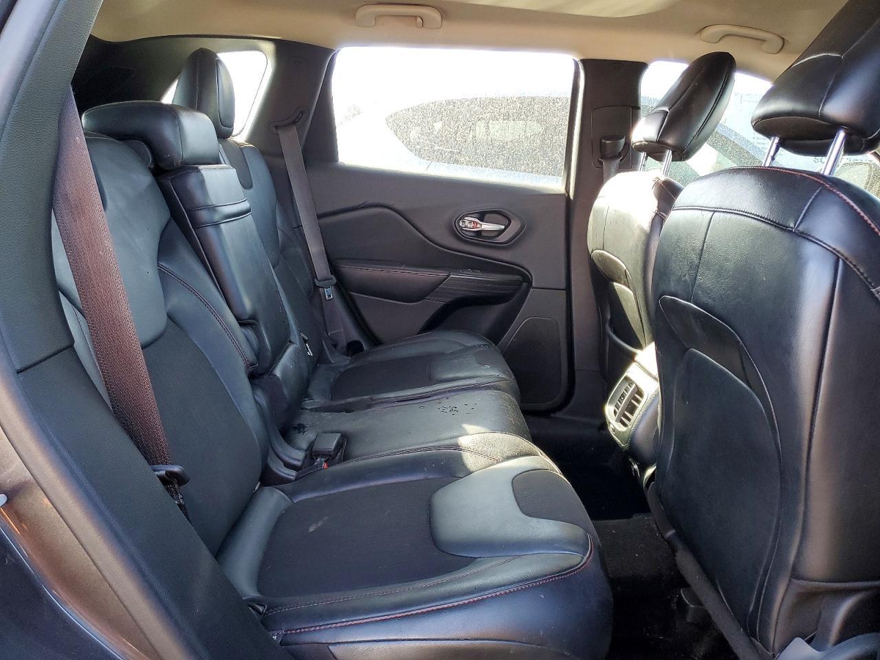 2015 Jeep Cherokee Trailhawk - zdjęcie 11