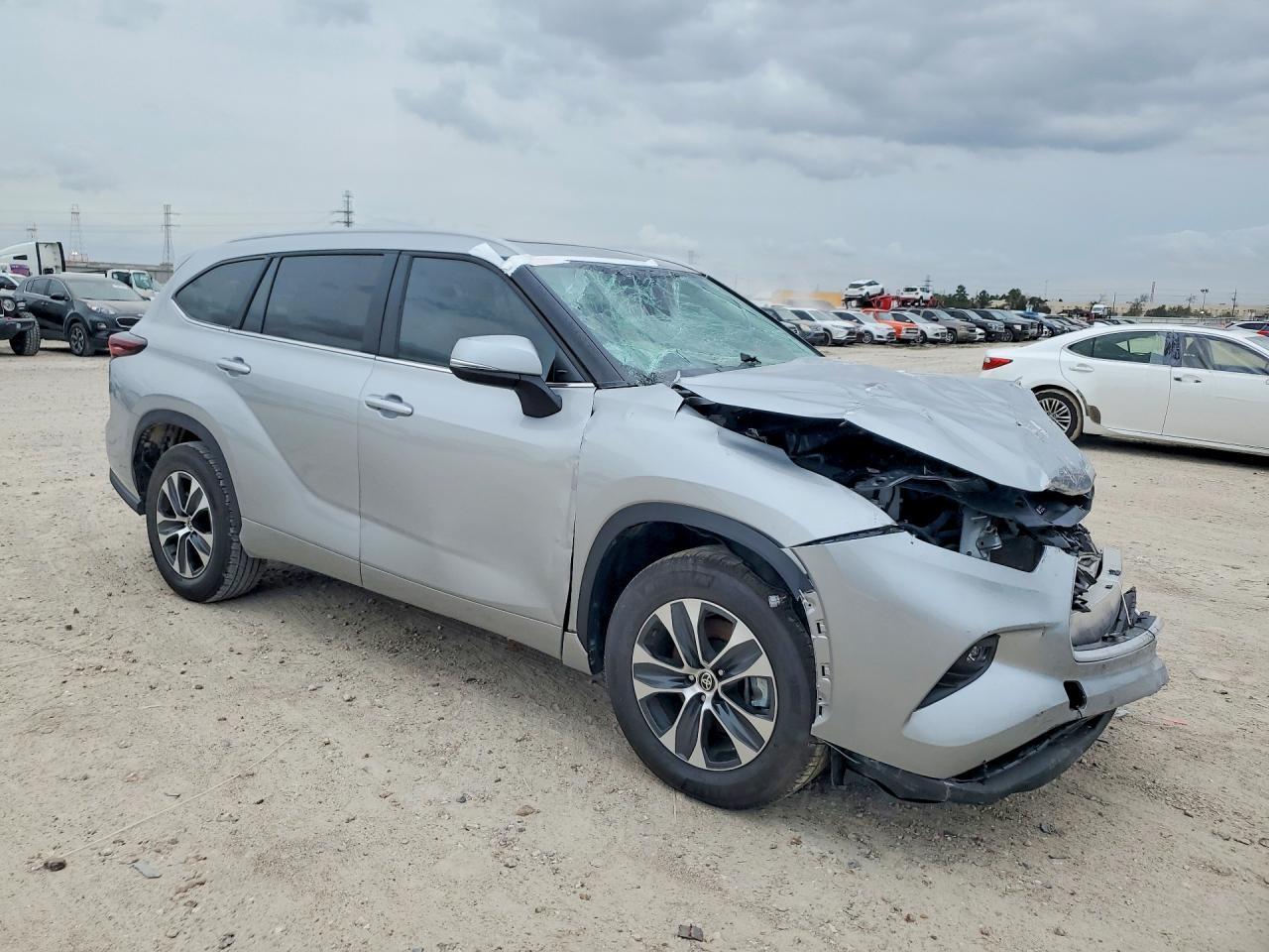 2025 Toyota Highlander Le - zdjęcie 4