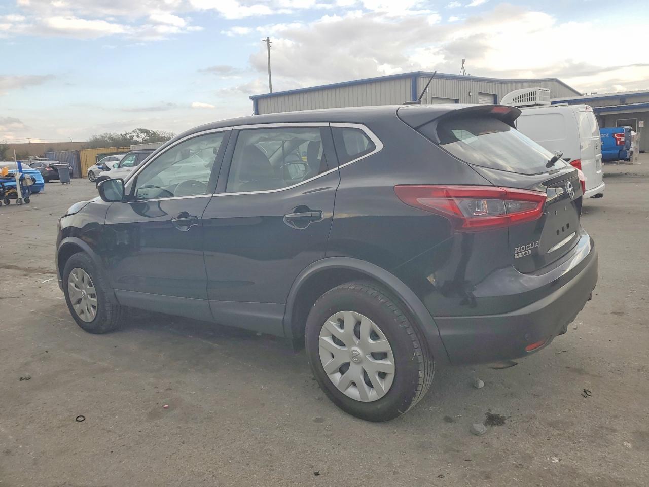 2020 Nissan Rogue Sport S - zdjęcie 2