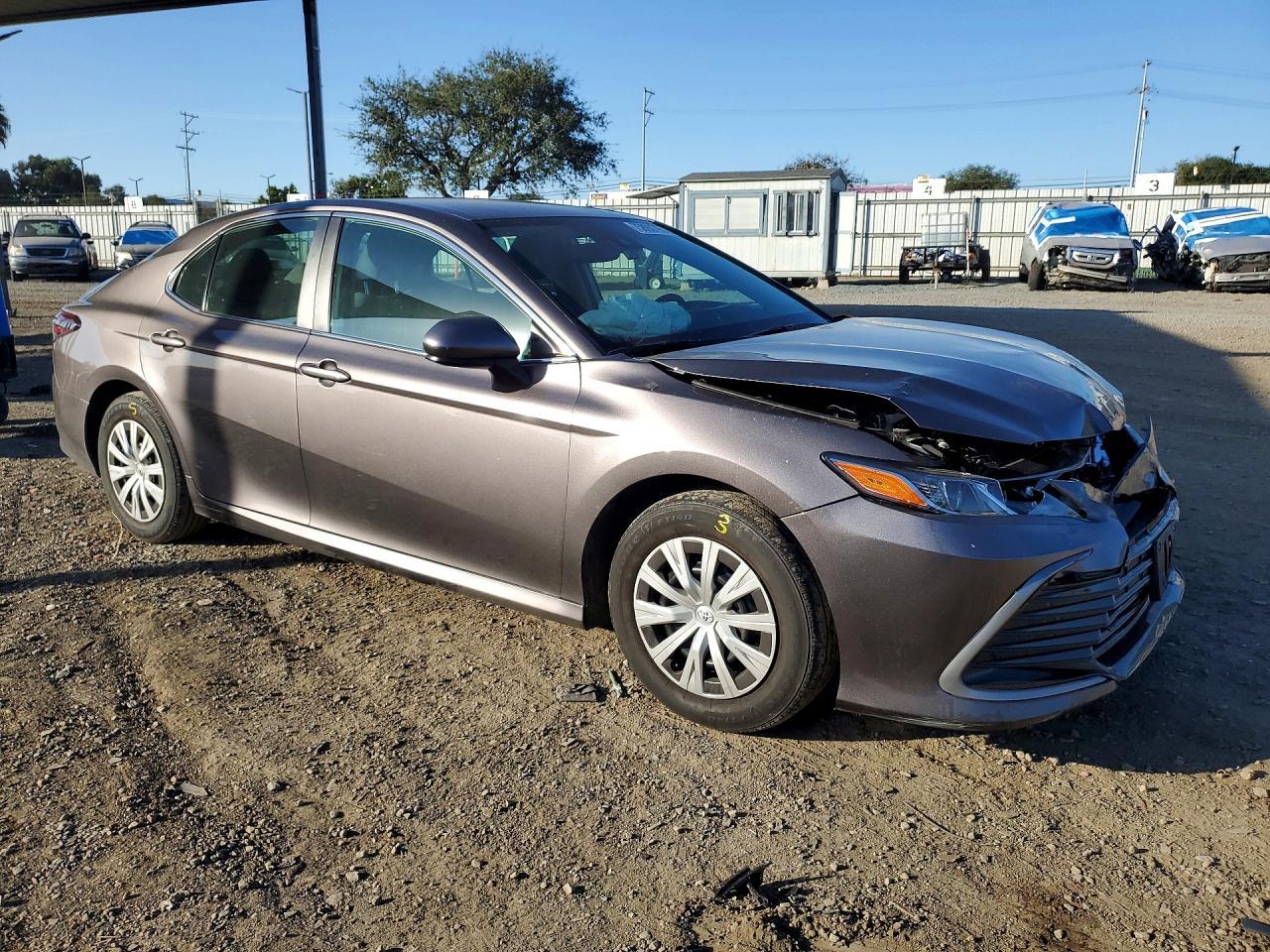 2022 Toyota Camry Le - zdjęcie 4
