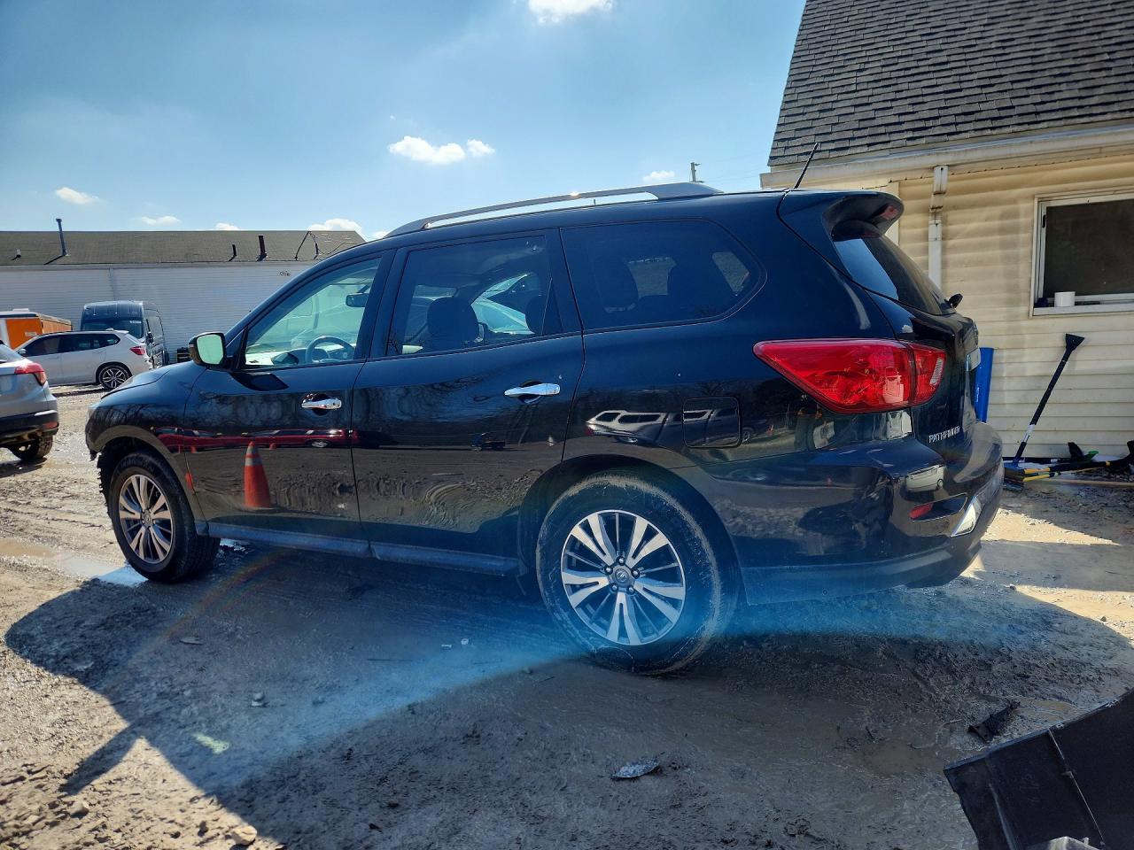 2018 Nissan Pathfinder Sv - zdjęcie 2