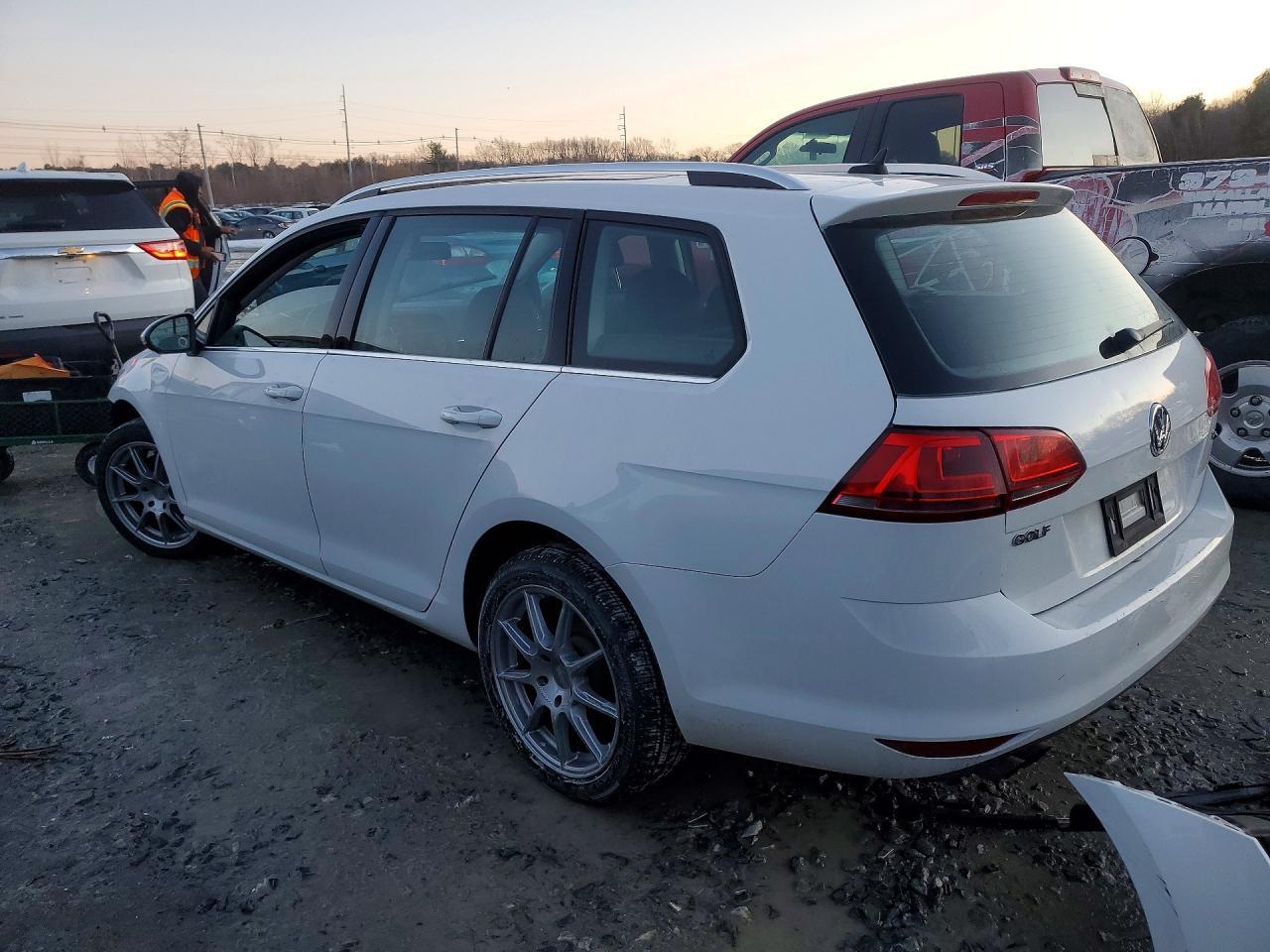 2015 Volkswagen Golf Sportwagen S - zdjęcie 2