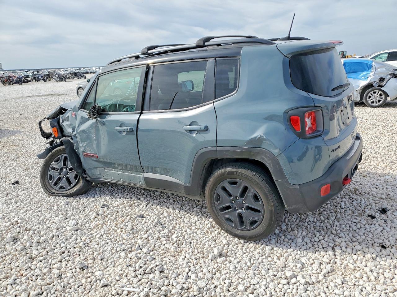 2018 Jeep Renegade Trailhawk - zdjęcie 2