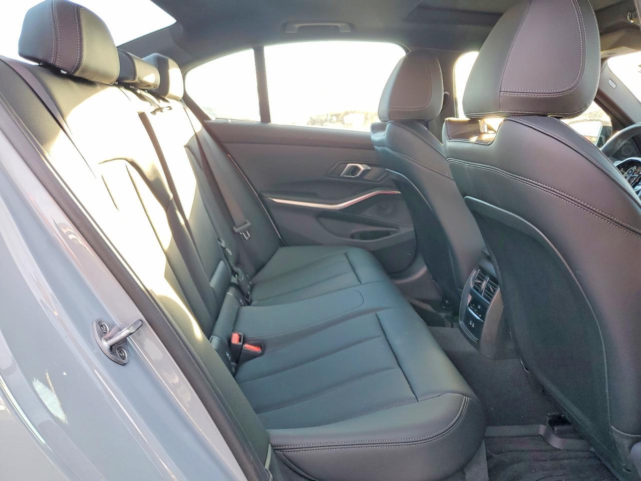 2025 BMW 330I - zdjęcie 10