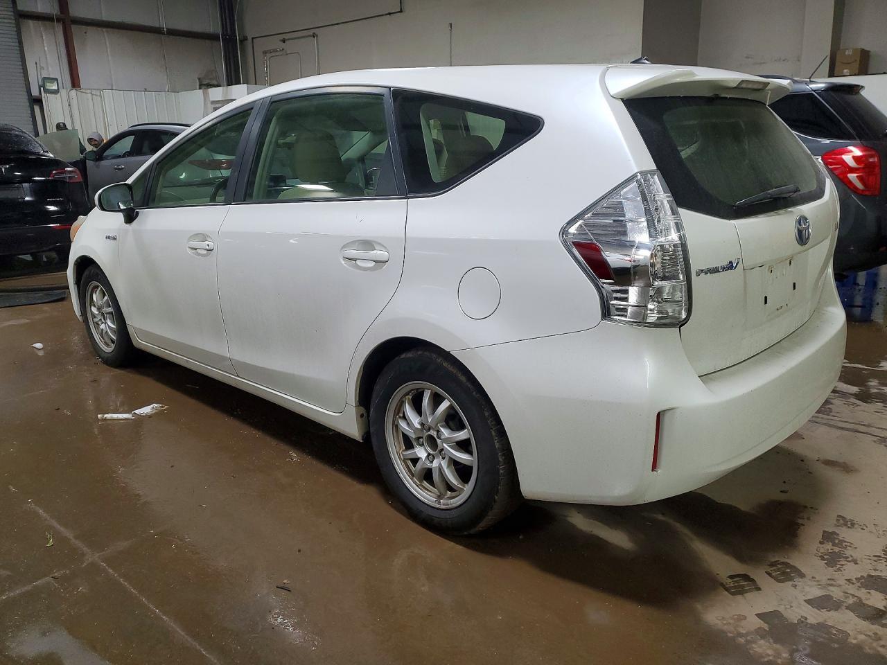 2013 Toyota Prius V Two - zdjęcie 2