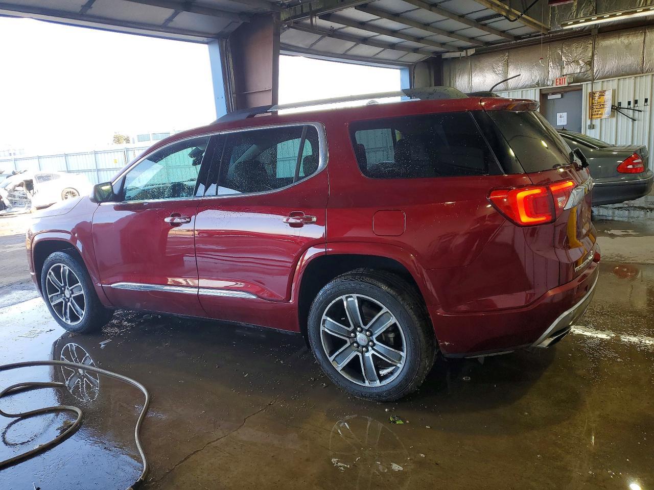 2017 GMC Acadia Denali - zdjęcie 2