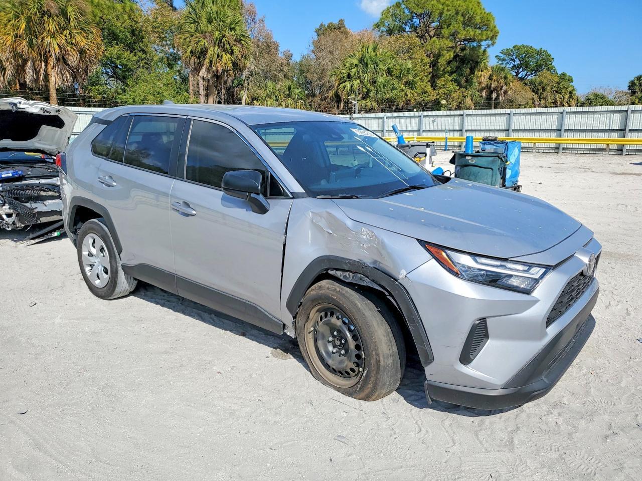 2025 Toyota Rav4 Le - zdjęcie 4