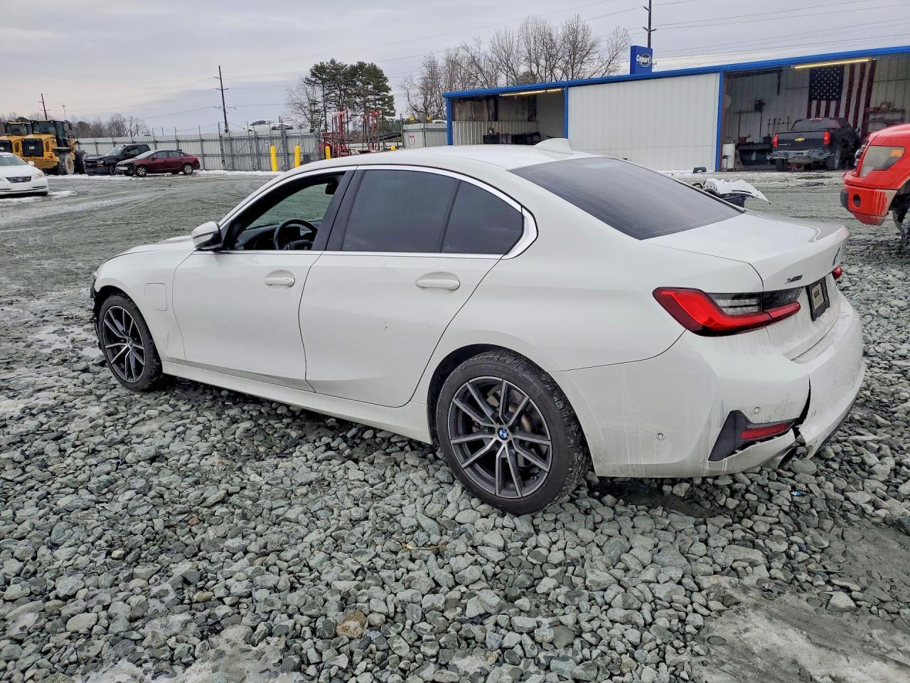 2021 BMW 330Xe - zdjęcie 2