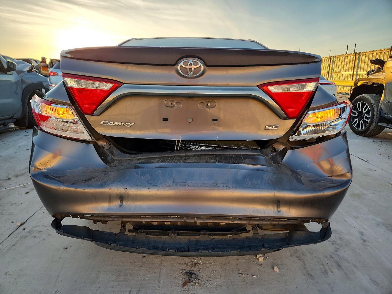 2016 Toyota Camry Se - zdjęcie 6