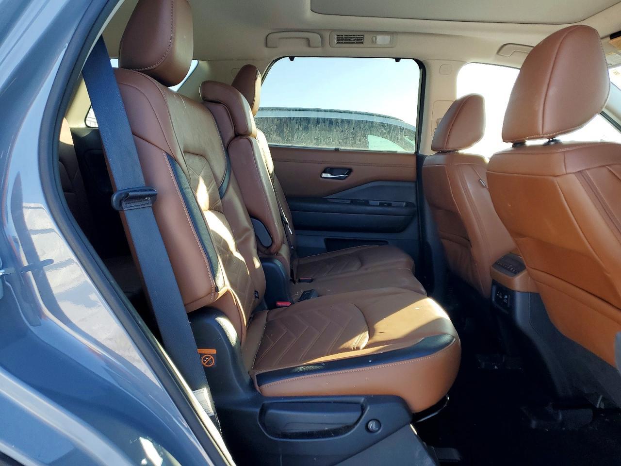 2024 Nissan Pathfinder Platinum - zdjęcie 11