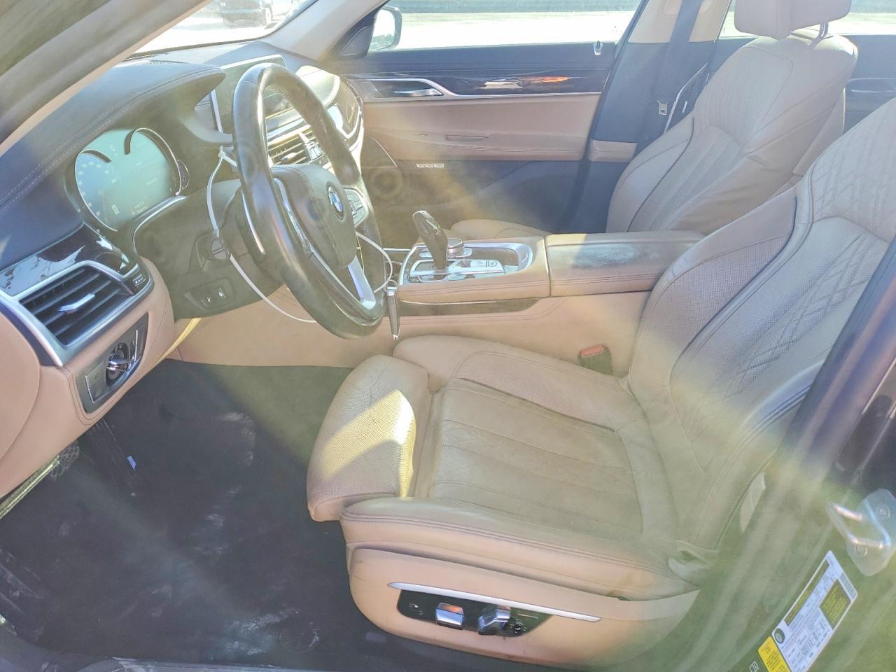 2016 BMW Seria 7 750i - zdjęcie 7