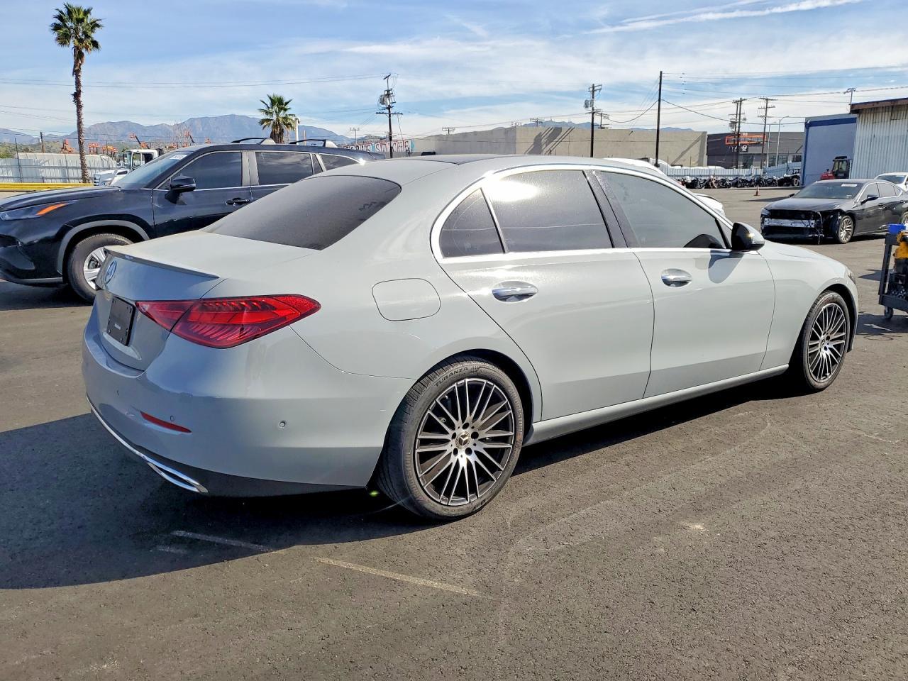 2025 Mercedes-Benz C 300 - zdjęcie 3